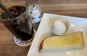 高倉町珈琲の水出しアイスコーヒーと厚切りトースト